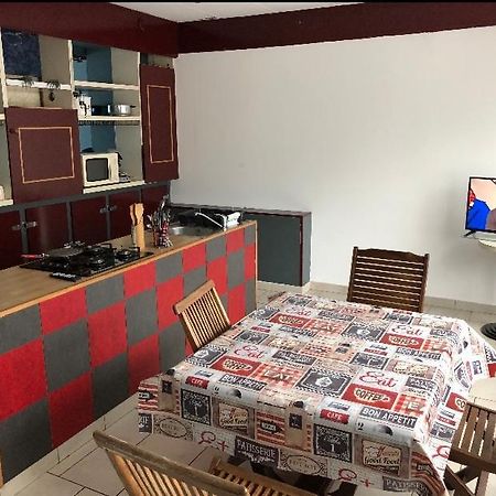 Le Studio De Tom Hirson Exteriör bild